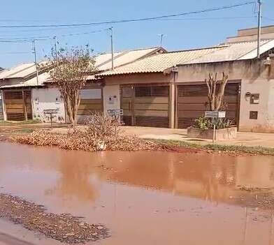 Morador mostra rua ainda alagada 3 dias ap&oacute;s chuva e pede agilidade no asfalto