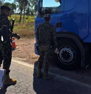 Soldado e ex-PM presos com haxixe acreditavam transportar "apenas celulares"