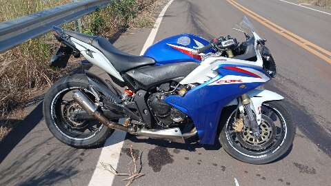 Homem morre ap&oacute;s bater moto de alta cilindrada em prote&ccedil;&atilde;o de estrada