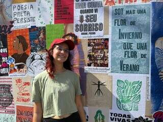 Lambe-lambe toma conta de muro e reúne mais de 60 artistas Lambe-lambe toma conta de muro e reúne mais de 60 artistas