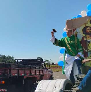Motoristas celebram S&atilde;o Crist&oacute;v&atilde;o com carreata e b&ecirc;n&ccedil;&atilde;o de caminh&otilde;es na Capital