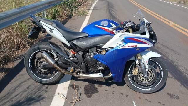 Homem morre ap&oacute;s bater moto de alta cilindrada em prote&ccedil;&atilde;o de estrada