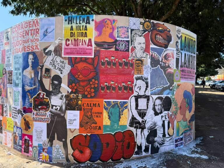 Lambe-lambe toma conta de muro e reúne mais de 60 artistas