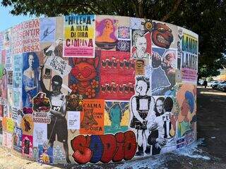 Lambe-lambe toma conta de muro e reúne mais de 60 artistas
