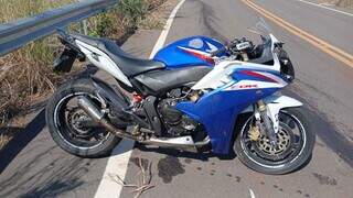 Homem morre ap&oacute;s bater moto de alta cilindrada em prote&ccedil;&atilde;o de estrada