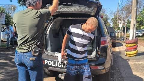 Casal &eacute; preso por tentar assassinar vizinho em briga sobre uma bicicleta