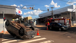 Motorista avan&ccedil;a sinal vermelho e causa capotamento em cruzamento da Rui Barbosa