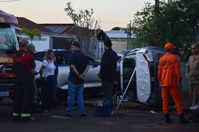 Motorista fica preso em carro tombado ap&oacute;s colis&atilde;o na Vila Carvalho