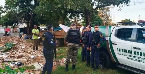 Homem recebe multa de R$ 10 mil por jogar lixo em avenida de Campo Grande