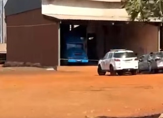 Trabalhador morre prensado durante descarregamento de carreta