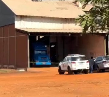 Trabalhador morre prensado durante descarregamento de carreta