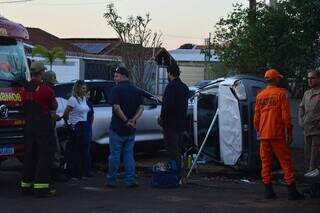 Motorista fica preso em carro tombado ap&oacute;s colis&atilde;o na Vila Carvalho