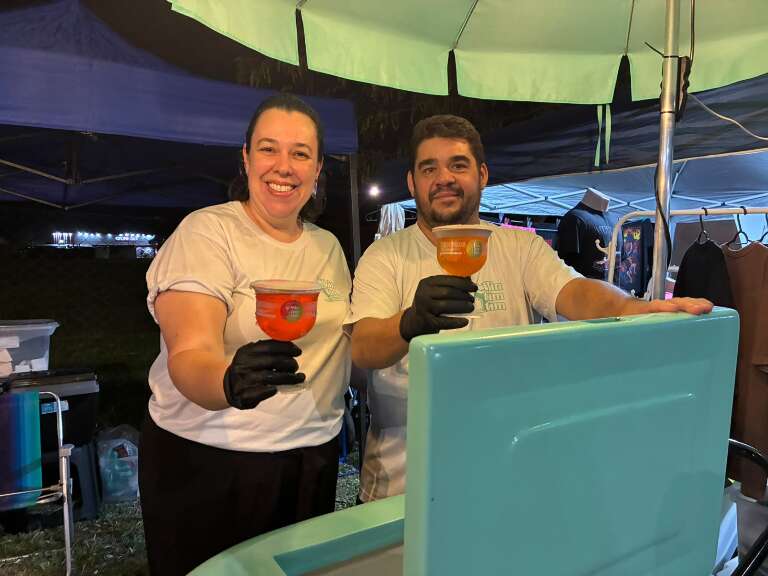 Carrinho de vinho disputa espaço com pastel e caldo de cana nas feiras