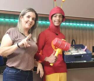 Para ajudar tia na venda de doces, vale at&eacute; rodar a cidade de Chapolin