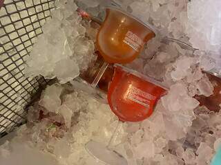Carrinho de vinho disputa espa&ccedil;o com pastel e caldo de cana nas feiras
