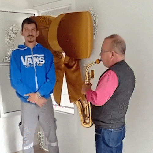 Aos 58 anos, corretor toca saxofone para famílias na entrega da casa