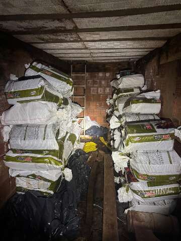 Bunker com 1,22 tonelada de maconha &eacute; encontrado em casa no Jardim Itamarac&aacute;
