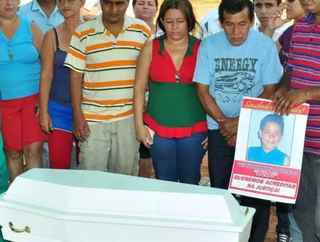 Pra&ccedil;a depredada e sem placa &eacute; o que restou de homenagem a menino assassinado