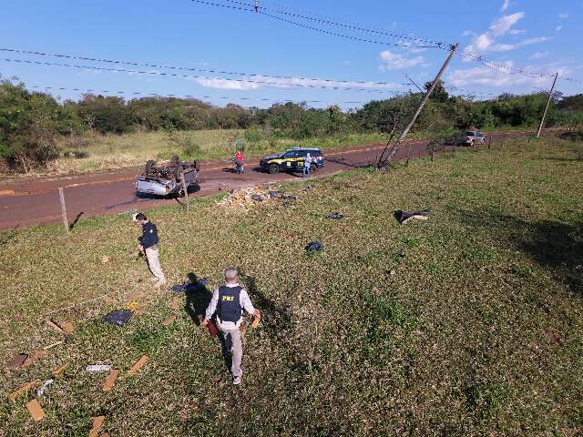 Traficante atira em policiais e capota Hilux com maconha ap&oacute;s bater em poste