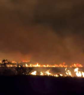 Inc&ecirc;ndio de grandes propor&ccedil;&otilde;es atinge &aacute;rea rural na entrada de Bela Vista