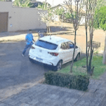 Motorista de aplicativo &eacute; rendida por dupla armada e tem carro roubado