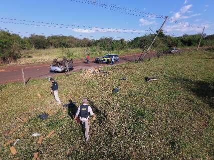 Traficante atira em policiais e capota Hilux com maconha ap&oacute;s bater em poste