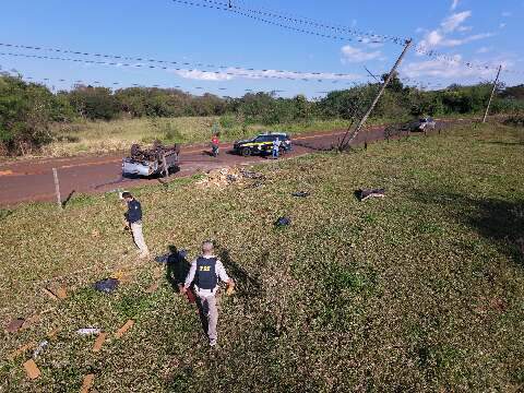 Traficante atira em policiais e capota Hilux com maconha ap&oacute;s bater em poste