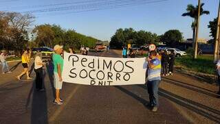 Moradores fecham BR-463 e cobram duplica&ccedil;&atilde;o ap&oacute;s sequ&ecirc;ncia de mortes em Dourados