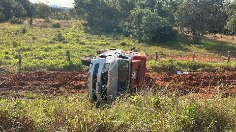 Ambul&acirc;ncia tomba em rodovia ap&oacute;s estouro de pneu 