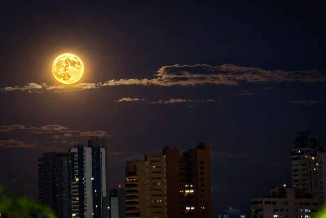 Lua cheia surge alaranjada no c&eacute;u de Campo Grande; veja imagens