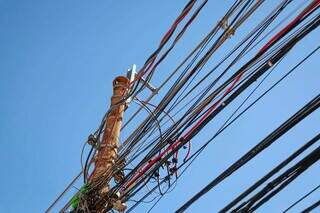 Postes sem dono: a desordem dos fios ameaça vidas e expõe o abandono urbano Postes sem dono: a desordem dos fios ameaça vidas e expõe o abandono urbano