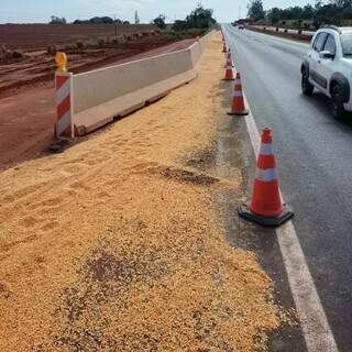 BR-163 vira palco de novos acidentes antes de carreta tombada ser retirada