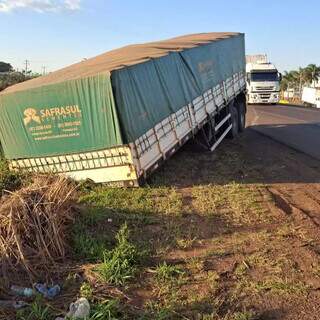 BR-163 vira palco de novos acidentes antes de carreta tombada ser retirada