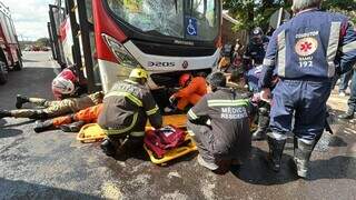 Motociclista sobrevive ap&oacute;s ser arrastada por &ocirc;nibus por uma quadra