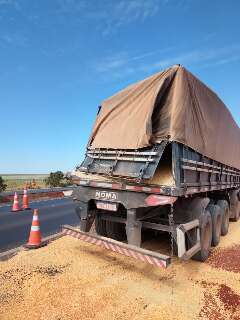 BR-163 vira palco de novos acidentes antes de carreta tombada ser retirada