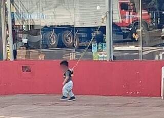 Família usa "coleira infantil" para manter bebê na calçada e conselho é acionado Família usa "coleira infantil" para manter bebê na calçada e conselho é acionado