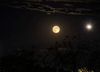 Lua cheia surge alaranjada no céu de Campo Grande; veja imagens Lua cheia surge alaranjada no céu de Campo Grande; veja imagens