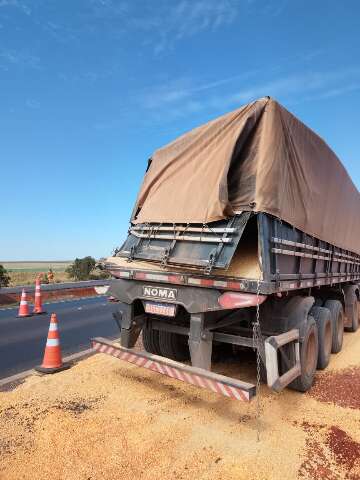 BR-163 vira palco de novos acidentes antes de carreta tombada ser retirada