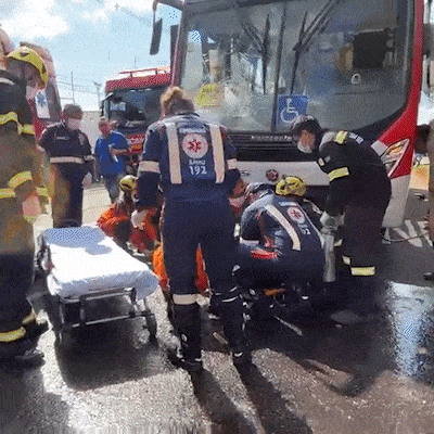 Motociclista &eacute; atropelada e arrastada por &ocirc;nibus por pelo menos uma quadra