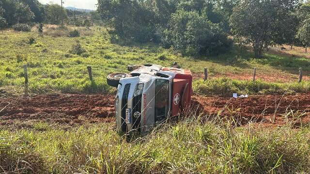 Ambul&acirc;ncia tomba em rodovia ap&oacute;s estouro de pneu 