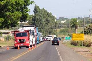 BR-163 é totalmente interditada para destombamento de carreta no macroanel BR-163 é totalmente interditada para destombamento de carreta no macroanel