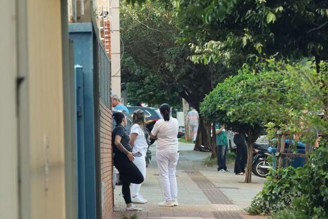 Apag&atilde;o prejudica cl&iacute;nicas e deixa idosa presa em elevador