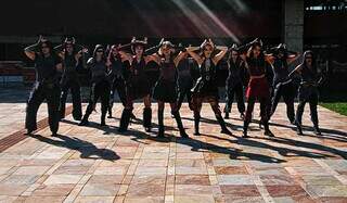 Febre do K-pop re&uacute;ne coletivo de dan&ccedil;a para coreografia na Pra&ccedil;a Ary Coelho