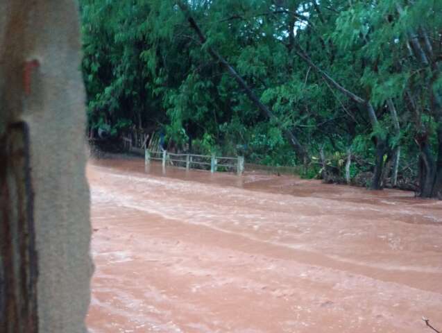 Volume da enxurrada assusta vizinhos do C&oacute;rrego B&aacute;lsamo
