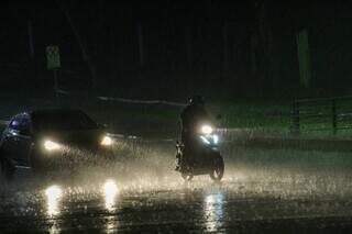Frente fria chega com temporal e ventos de até 70 km/h em Campo Grande Frente fria chega com temporal e ventos de até 70 km/h em Campo Grande