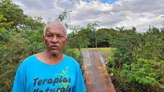 Morador improvisa sinalização após passarela cair dentro do Córrego Lagoa Morador improvisa sinalização após passarela cair dentro do Córrego Lagoa