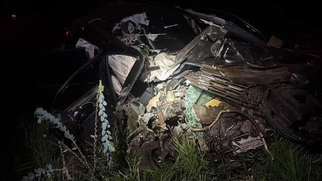 Empres&aacute;ria de Navira&iacute; morre ap&oacute;s bater carro na traseira de carreta