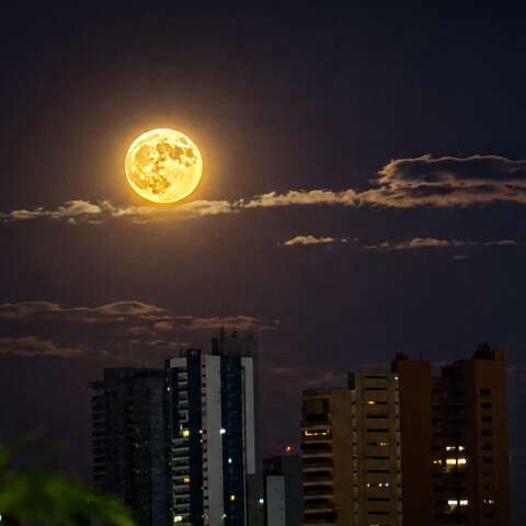 Lua cheia surge alaranjada no c&eacute;u de Campo Grande; veja imagens