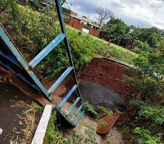 Ponte cede ap&oacute;s temporal e interrompe liga&ccedil;&atilde;o entre Jardim Leblon e S&atilde;o Conrado