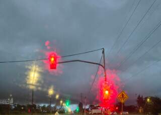 Chegada de frente fria com temporal fez o dia virar noite em Campo Grande 